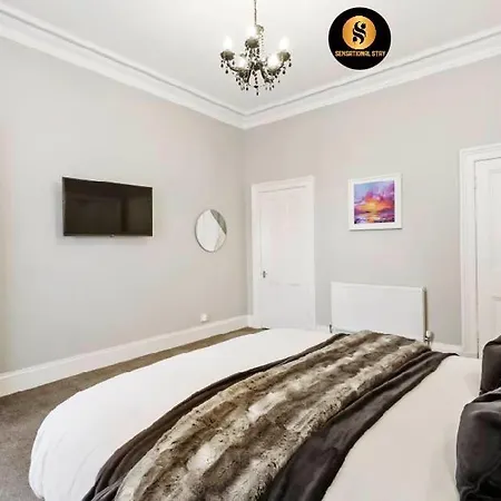 Lovely 4 Bedroom With 7 Beds And Free Parking Апартаменты