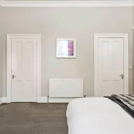 Lovely 4 Bedroom With 7 Beds And Free Parking * Эдинбург