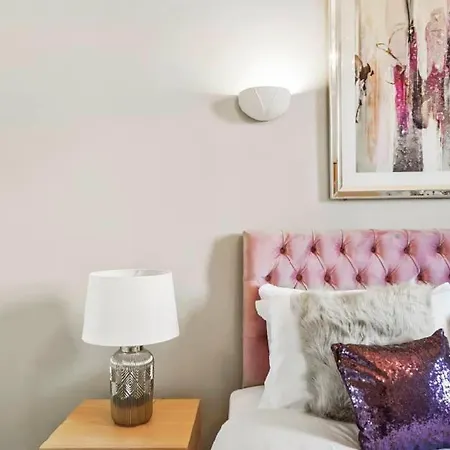 Lovely 4 Bedroom With 7 Beds And Free Parking Апартаменты