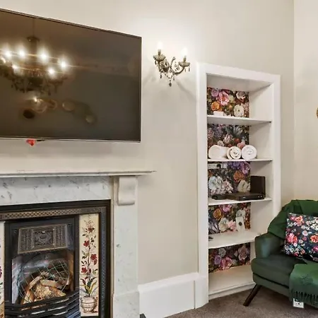 Lovely 4 Bedroom With 7 Beds And Free Parking Апартаменты *