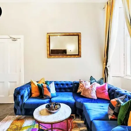 Апартаменты Lovely 4 Bedroom With 7 Beds And Free Parking Эдинбург