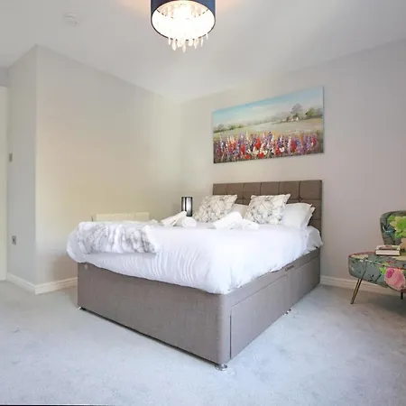 Spacious 4br Centre W/ Free Parking