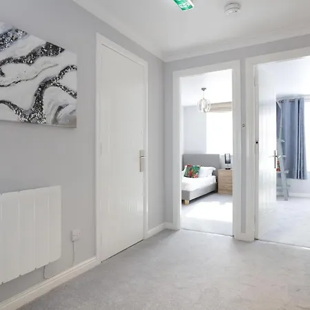 Spacious 4br Centre W/ Free Parking Appartamento *