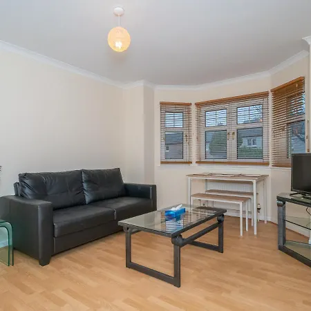 Cosy Modern Flat In Apartment
