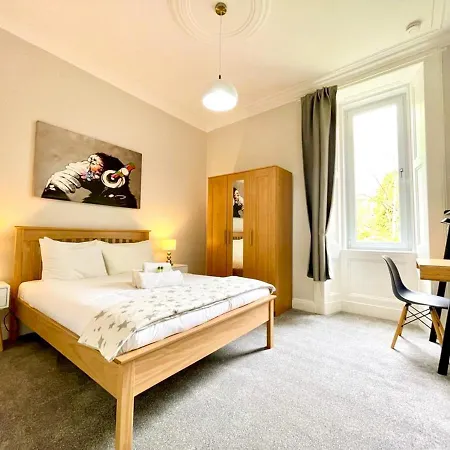 Striking 3 Bed Near Royal Mile - New Reno! *