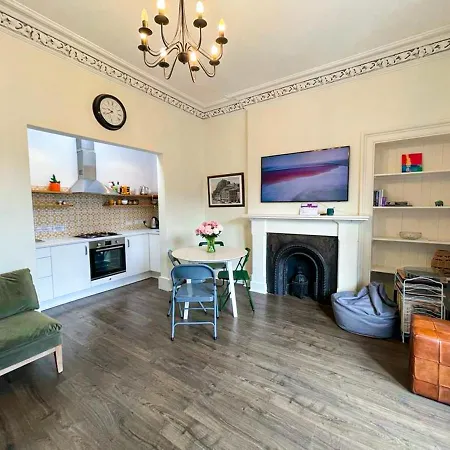 Open Plan 2 Bed Apt, Near Castle Lägenhet