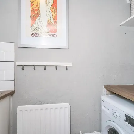 Newly Decorated Spacious 2bed Flat In Chic Area * Edinburgh