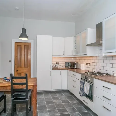 Newly Decorated Spacious 2bed Flat In Chic Area *