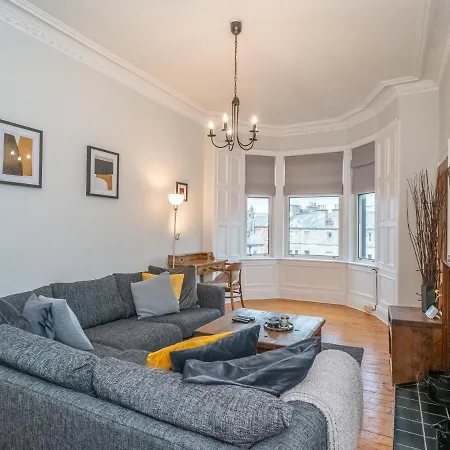 Newly Decorated Spacious 2bed Flat In Chic Area *