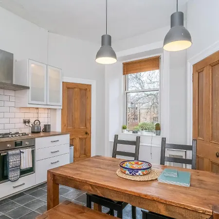 Newly Decorated Spacious 2bed Flat In Chic Area