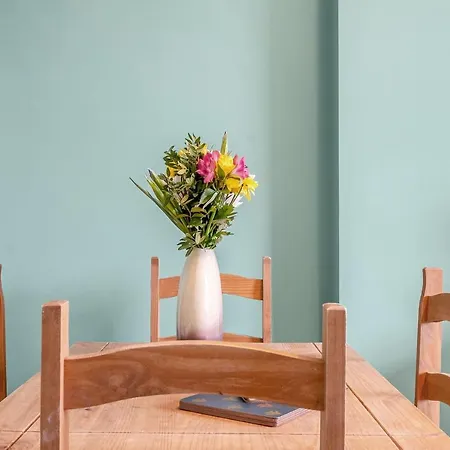 Bright And Quiet * إدنبرة