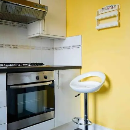 Bright Grand Flat In Great Location *