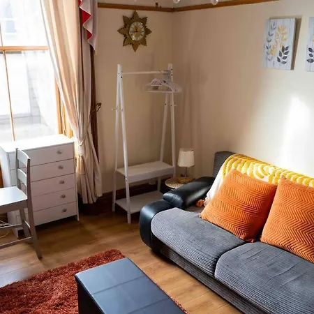 Bright Grand Flat In Great Location *