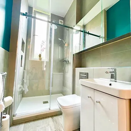 Striking 3 Bed Near Royal Mile - New Reno! *