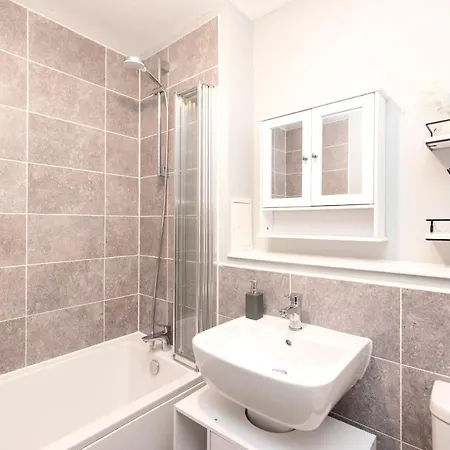 Altido Elegant Flat With Parking * Edinburg