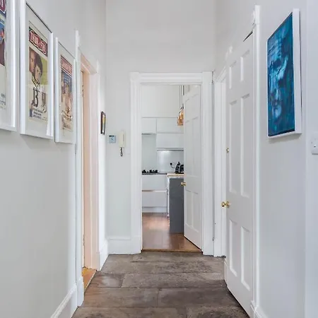 Magnificent Georgian 3-bedroom In New Town *