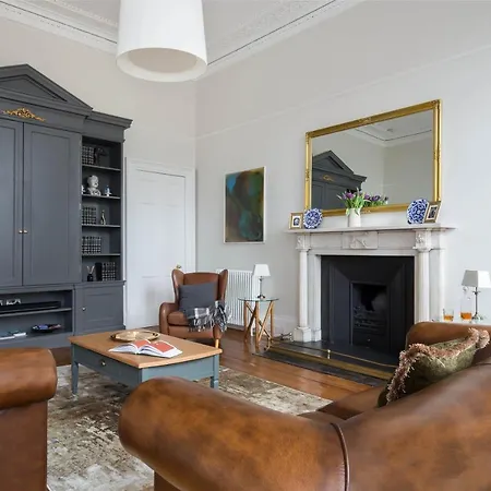 Magnificent Georgian 3-bedroom In New Town *