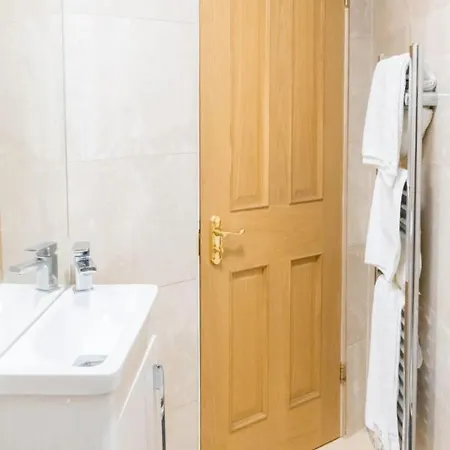 Charming And Relaxing 2bd Flat - Abbeyhill Apartment Edinburgh