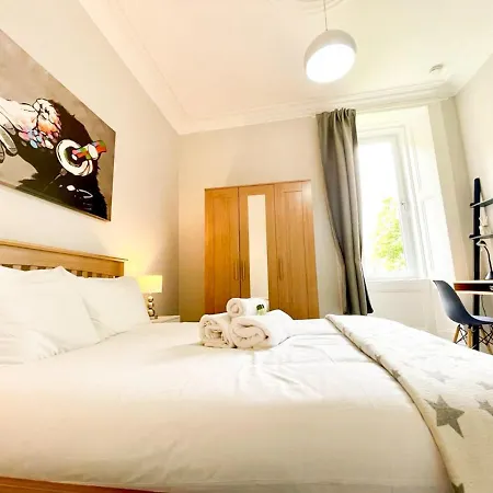 Striking 3 Bed Near Royal Mile - New Reno! *