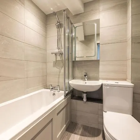 Boutique Castle View 3 Bedroom Apartment *