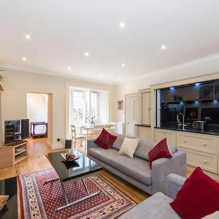 Self Catering , Centre With Parking Apartment