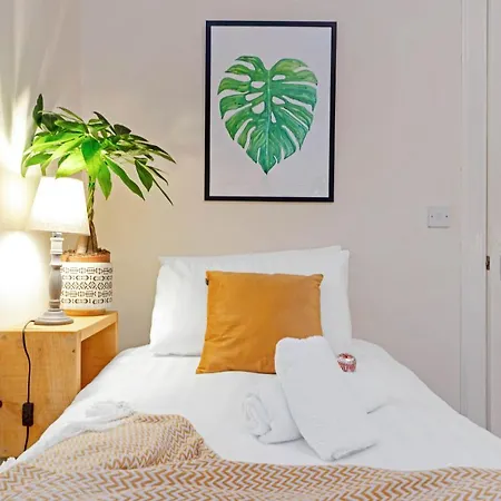 Cheerful Stays: Spacious Flat In Vibrant Leith شقة