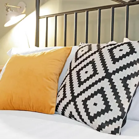 Cheerful Stays: Spacious Flat In Vibrant Leith Edinburg