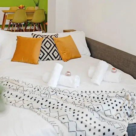Cheerful Stays: Spacious Flat In Vibrant Leith Lägenhet *