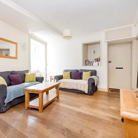 Holiday home Joivy Cute House With Courtyard Edinburgh