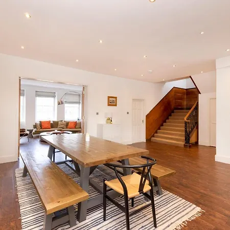 아파트 The Castle Duplex - 5 Bed Old Town *