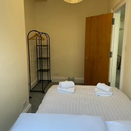 Central, Main Door Apartment, Spacious 2 Bedrooms- No Stairs Edinburgh