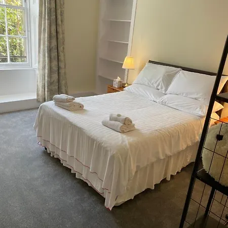 Central, Main Door Apartment, Spacious 2 Bedrooms- No Stairs