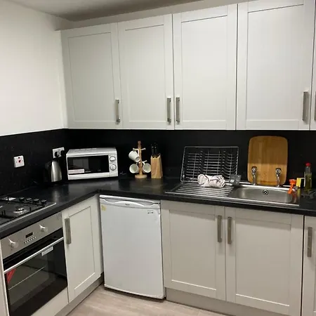 Central, Main Door Apartment, Spacious 2 Bedrooms- No Stairs