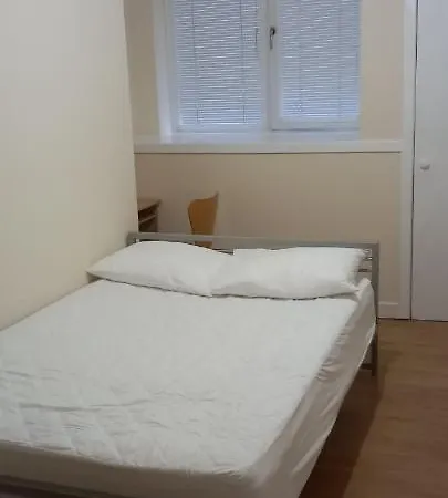 Lovely Spacious Double Beds Sleeps 8 *