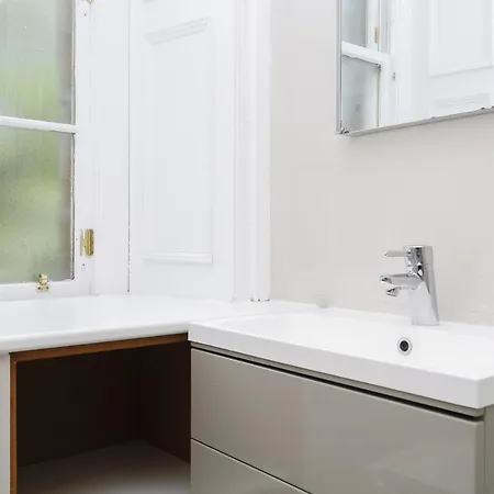 Fabulous 5 Double Bedroom Old Town Apartament