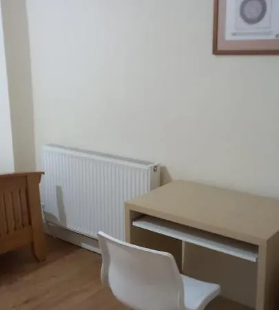 Lovely Spacious Double Beds Sleeps 8 Apartment *