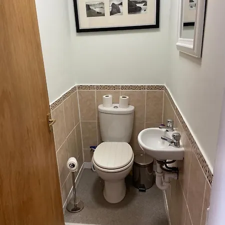 Central, Main Door Apartment, Spacious 2 Bedrooms- No Stairs