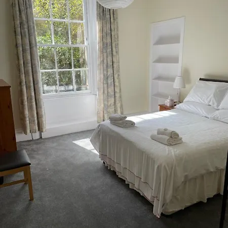 Central, Main Door Apartment, Spacious 2 Bedrooms- No Stairs Appartement