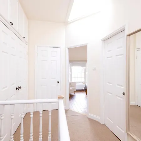 Joivy Cute House With Courtyard Holiday home Edinburgh