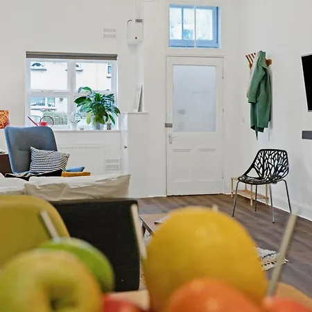 Cheerful Stays: Spacious Flat In Vibrant Leith Lägenhet