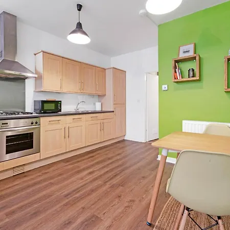 Apartment Cheerful Stays: Spacious Flat In Vibrant Leith Edinburgh