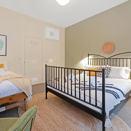 Cheerful Stays: Spacious Flat In Vibrant Leith Lägenhet Edinburg