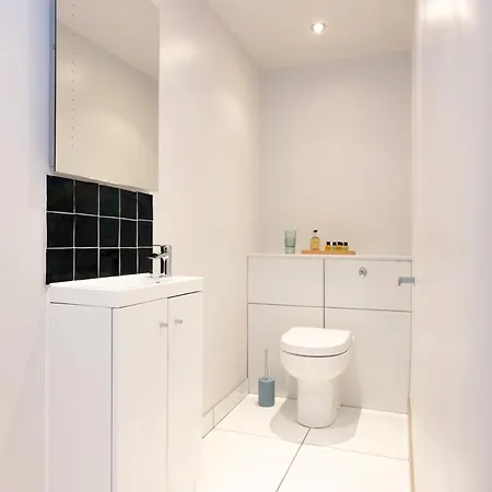 Minimalist New Town - Private Entrance *