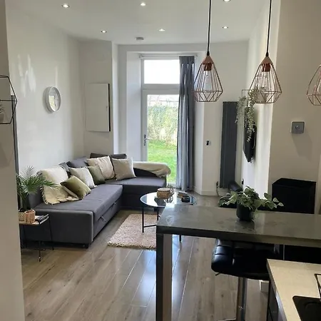 Apartment Stylish & Comfortable Ground Floor House - Main Door Private Entrance - Free Parking & Garden