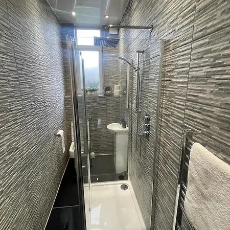 Stylish & Comfortable Ground Floor House - Main Door Private Entrance - Free Parking & Garden * Edinburgh