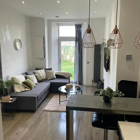 Stylish & Comfortable Ground Floor House - Main Door Private Entrance - Free Parking & Garden Apartment *