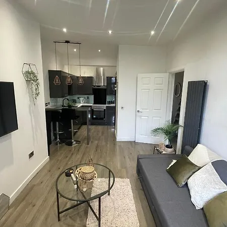 Apartment Stylish & Comfortable Ground Floor House - Main Door Private Entrance - Free Parking & Garden