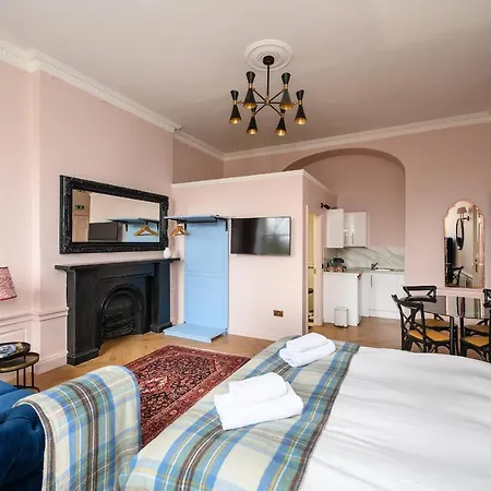 Charming Large Family With Kitchenette Holiday home Edinburgh