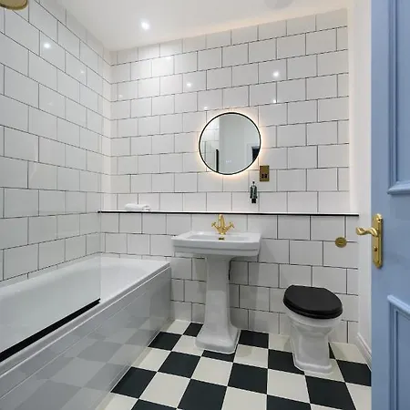 Charming Ground Floor Triple Inn