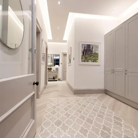 Stylish 3-bedroom Getaway Διαμέρισμα *